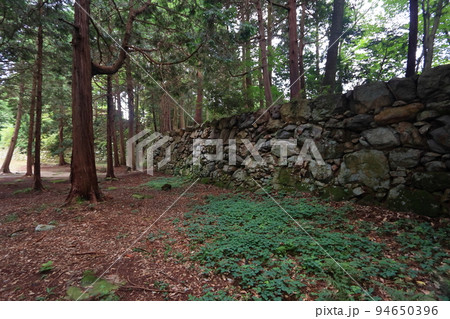 安土城跡の本丸跡と石垣 94650396