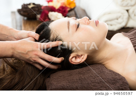 ヘッドマッサージを受けている女性 94650597