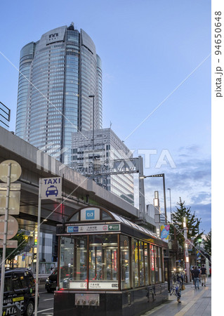 六本木駅前 六本木ヒルズと首都高3号渋谷線 東京都港区 六本木駅前 六本木ヒルズと首都高3号渋谷線 東京都港区 94650648