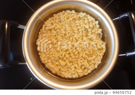 韓国風のラーメン鍋 94650752