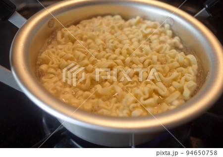 韓国風のラーメン鍋 韓国風のラーメン鍋 94650758