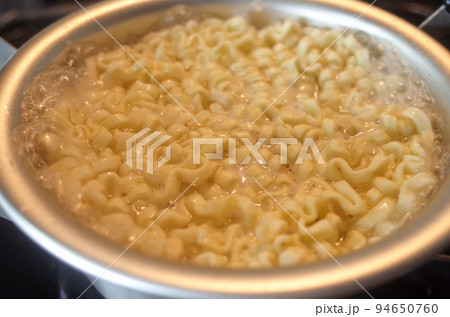 インスタントラーメンを作る 94650760