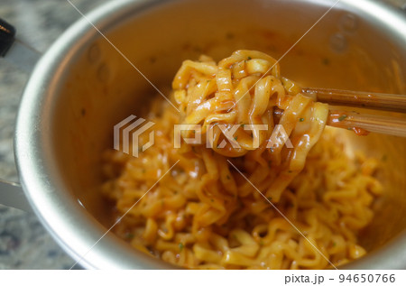 韓国の辛いインスタントラーメン 韓国の辛いインスタントラーメン 94650766