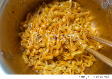 韓国の辛いインスタントラーメン 韓国の辛いインスタントラーメン 94650768