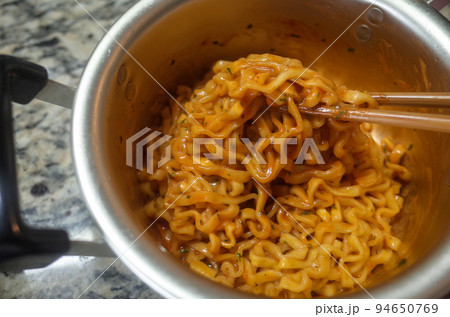 韓国の辛いインスタントラーメン 韓国の辛いインスタントラーメン 94650769