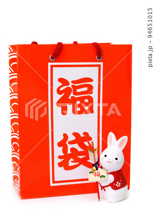 卯年 年賀素材 破魔矢を持った白ウサギの置物と赤い福袋 卯年 年賀素材 破魔矢を持った白ウサギの置物と赤い福袋 94651015
