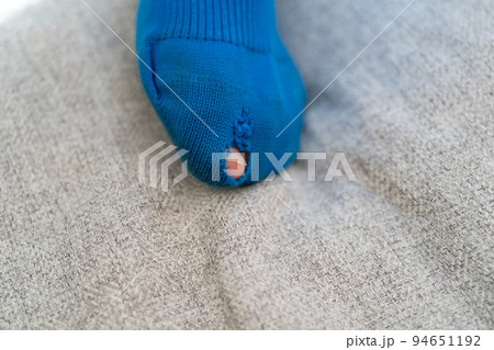 靴下に穴 94651192