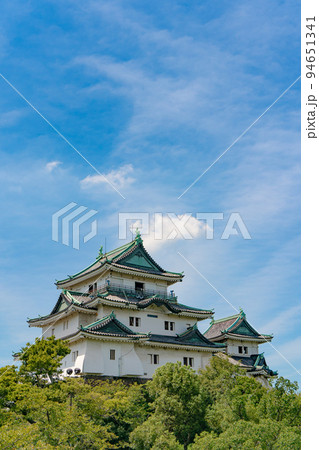 和歌山城天守閣と青空 94651341