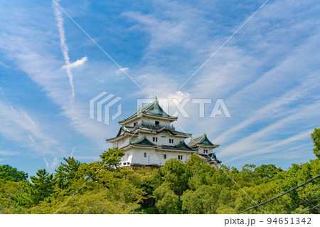 和歌山城天守閣と青空 94651342
