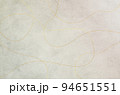 シンプルで優美な水彩和紙テクスチャ_金色の波線模の和モダン背景 94651551