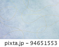 シンプルで優美な水彩和紙テクスチャ_金色の波線模の和モダン背景 94651553