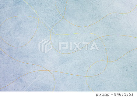 シンプルで優美な水彩和紙テクスチャ_金色の波線模の和モダン背景 94651553
