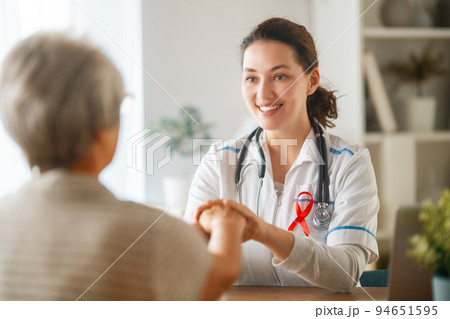 patient listening to doctor 94651595