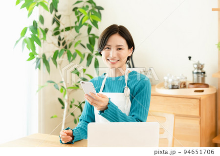 スマホで資産運用をする女性 94651706
