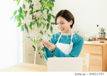 スマホで資産運用をする女性 94651707