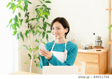 スマホで資産運用をする女性 スマホで資産運用をする女性 94651708