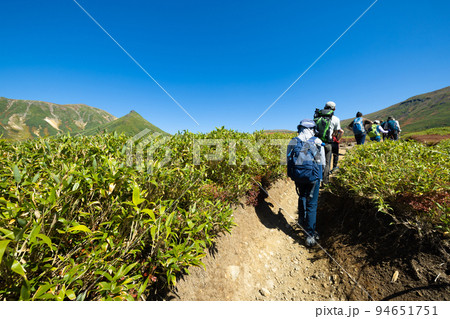 登山をする子供　大雪山 94651751
