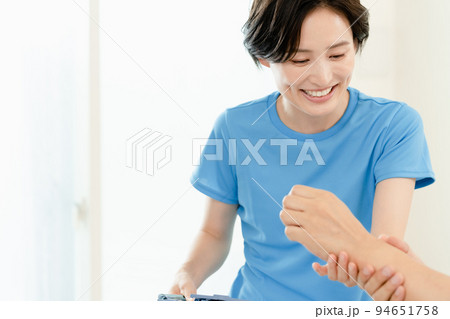 リハビリのカウンセリングをする女性 リハビリのカウンセリングをする女性 94651758