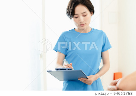 リハビリのカウンセリングをする女性 94651768