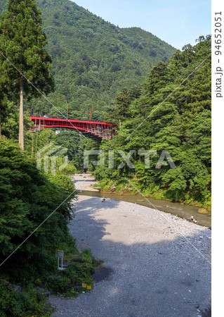 東京都 奥多摩町 夏 氷川小橋から多摩川と昭和橋 東京都 奥多摩町 夏 氷川小橋から多摩川と昭和橋 94652051