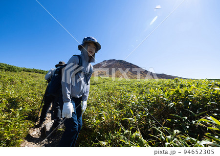 登山をする子供 旭岳 登山をする子供 旭岳 94652305
