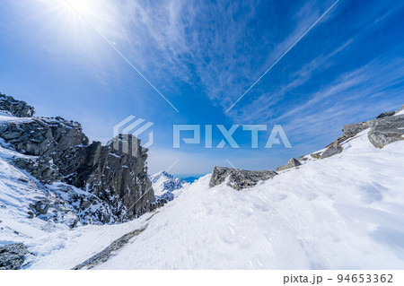 【冬素材】冬の千畳敷カールの登山風景【長野県】 94653362