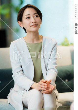 インタビューを受ける女性経営者 インタビューを受ける女性経営者 94653372