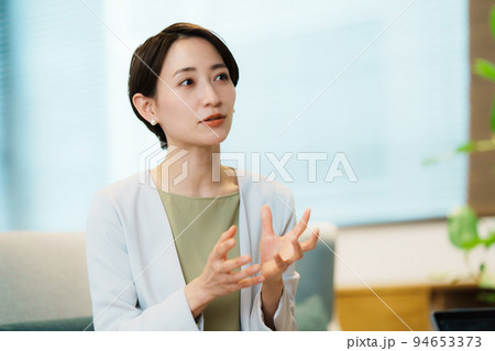 インタビューを受ける女性経営者 インタビューを受ける女性経営者 94653373