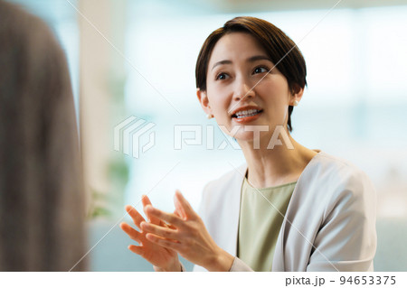 インタビューを受ける女性経営者 94653375
