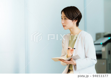 インタビューを受ける女性経営者 インタビューを受ける女性経営者 94653377