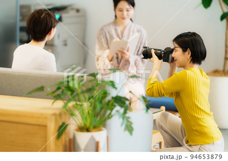 女性経営者取材撮影シーン 女性経営者取材撮影シーン 94653879