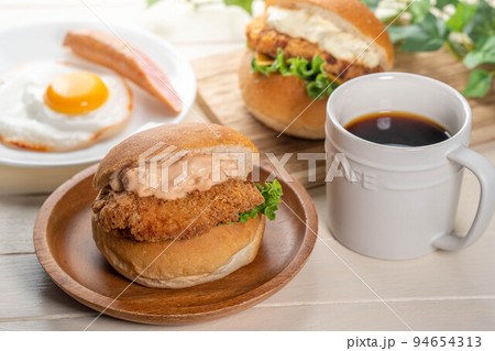 ハンバーガーとコーヒー  94654313