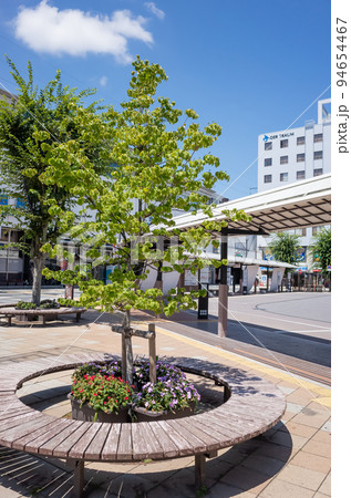 【日本】長野、上田駅前ロータリーの円形ベンチと緑の街路樹 94654467