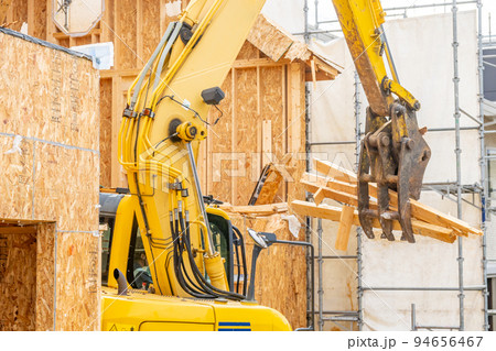 木造住宅　解体作業　バックホウ　グラップル　フォーク　油圧ショベル 94656467