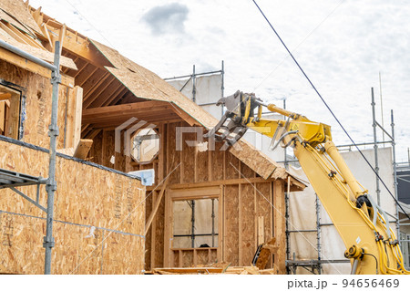 木造住宅　解体作業　バックホウ　グラップル　フォーク　油圧ショベル 94656469