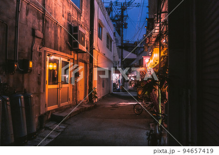 那覇の飲み屋街の路地裏 94657419