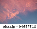 青空にピンクの夕焼雲 94657518