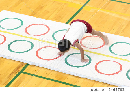 体育館にて幼稚園児の体操教室（マット運動）俯瞰　 94657834