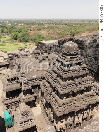 【インド】エローラ石窟群の左後ろから見たカイラーサナータ寺院 【インド】エローラ石窟群の左後ろから見たカイラーサナータ寺院 94657885