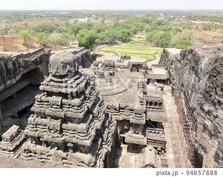 【インド】エローラ石窟群の右後ろから見たカイラーサナータ寺院とその先の景色 【インド】エローラ石窟群の右後ろから見たカイラーサナータ寺院とその先の景色 94657888