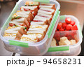 手作りの大人数用サンドイッチ弁当（運動会用） 94658231