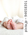 寝ている赤ちゃんの足 94658301