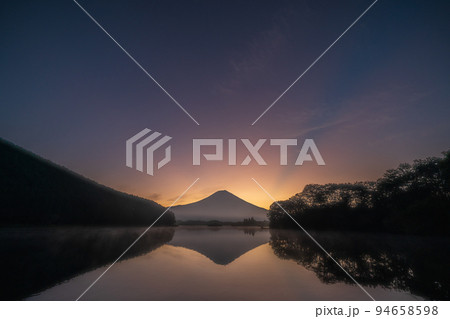 田貫湖からの薄明光線と富士山 田貫湖からの薄明光線と富士山 94658598