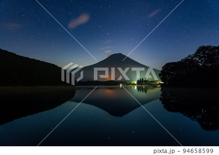 真夜中の星空と逆さ富士 94658599