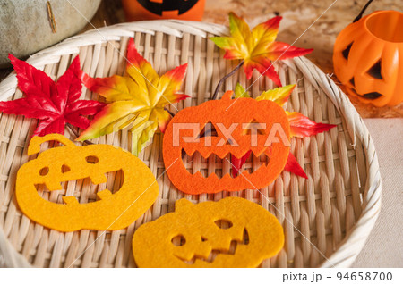 ハロウィンの飾り物たち 94658700