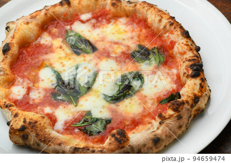 焼きたてピザ　マルゲリータ　イタリアン 94659474
