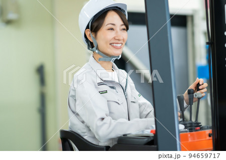 フォークリフトを運転する女性スタッフ フォークリフトを運転する女性スタッフ 94659717