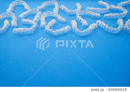 歯科矯正に使われる透明で目に見えないアライナーまたはブレース 歯科矯正に使われる透明で目に見えないアライナーまたはブレース 94660029