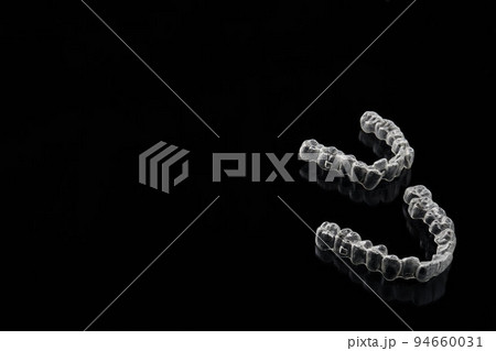 歯科矯正に使われる透明で目に見えないアライナーまたはブレース 歯科矯正に使われる透明で目に見えないアライナーまたはブレース 94660031