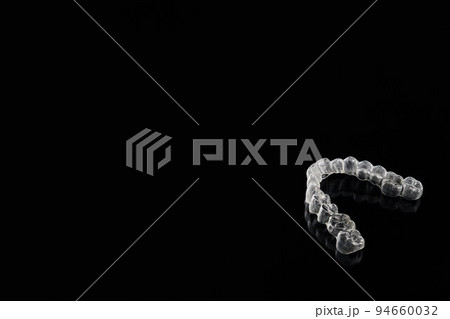 歯科矯正に使われる透明で目に見えないアライナーまたはブレース 歯科矯正に使われる透明で目に見えないアライナーまたはブレース 94660032